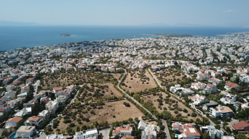 Εταιρεία θέλει να οικοδομήσει 400 πολυτελείς κατοικίες στη Βούλα- Διαφωνεί ο Δήμαρχος, θέλει να φτιάξει γήπεδα…