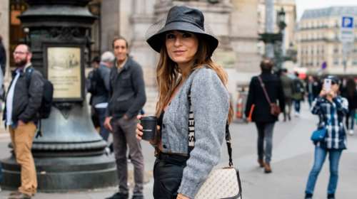 Το ρούχο που λατρεύουν φέτος οι fashionistas είναι και η πιο δυνατή τάση της σεζόν: Απλό αλλά πληθωρικό, φοριέται με έναν ιδιαίτερο τρόπο