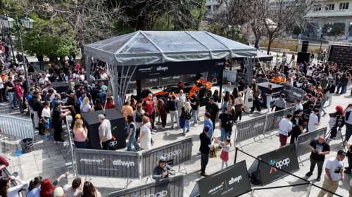 H McLaren στην πρώτη θέση και στην Αθήνα – Ατελείωτες ουρές σε OPAP Arena και Σύνταγμα για μια φωτογραφία με το μονοθέσιο