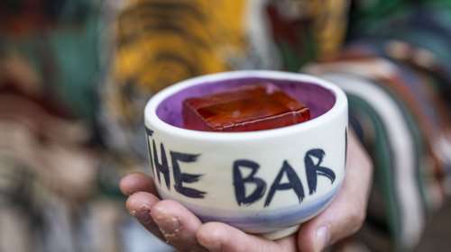 Ένα μπαρ...μπροστά από ένα μπαρ κάνει τα street bars ξανά μόδα! Αν δεν έχετε δοκιμάσει το στέκι της οδού Πετράκη, βάλτε το άμεσα στη λίστα σας