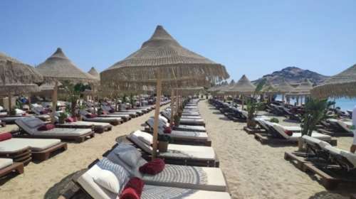 &quot;Μόνο 450 ευρώ στην πρώτη σειρά&quot;: TikToker εξαγριώνει τα social για τις &quot;φθηνές&quot; ξαπλώστρες στη Μύκονο