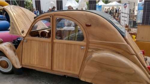 Ένα ξύλινο 2CV, μοναδικό στον κόσμο βγαίνει στο σφυρί