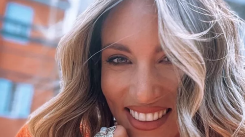 Αθήνα Οικονομάκου: Αγκαλιά με την κόρη και την κούκλα μαμά της