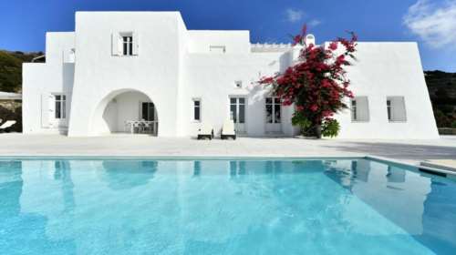 Σε μηνύσεις προχωρά ο Γιάννης Ραγκούσης- Για την εισβολή αγνώστων στη βίλα του στην Πάρο