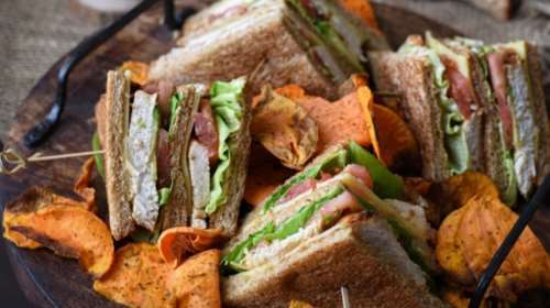 Υγιεινό club sandwich με κοτόπουλο και τσιπς γλυκοπατάτας