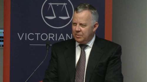 Άντονι Κέλι: Αυτός είναι ο &quot;σωτήρας&quot; δικαστής του Τζόκοβιτς - Λατρεύει τις ιπποδρομίες και κάνει... γκάφες [Βίντεο]