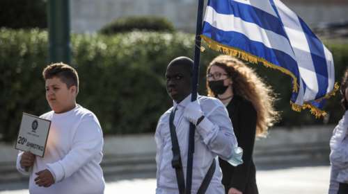 Οδηγίες Βορίδη για τον... σωστό στολισμό της ελληνικής σημαίας στα δημόσια κτίρια