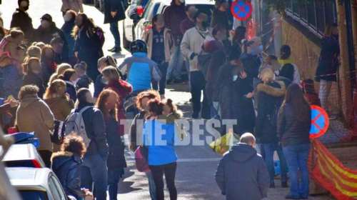 Κορονοϊός - Πάτρα: Γονείς συνωστίζονται έξω από Δημοτικό σχολείο για να παραλάβουν τα παιδιά τους [Εικόνες]