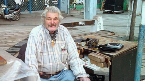 Σαν ασπρόμαυρη ελληνική ταινία: Ο τελευταίος "λούστρος" της Πάτρας που ύμνησε το BBC