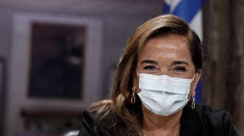 Η Ντόρα Μπακογιάννη τα βάζει με Αθηνά Λινού και Σχοινά για την AstraZeneca