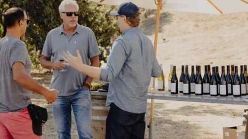 Ο μπαμπάς και η κόρη πίσω από τη μικρή εταιρεία- που εισάγει κρασιά και από την Ελλάδα- που &quot;έριξαν&quot; τους δασμούς του Τραμπ