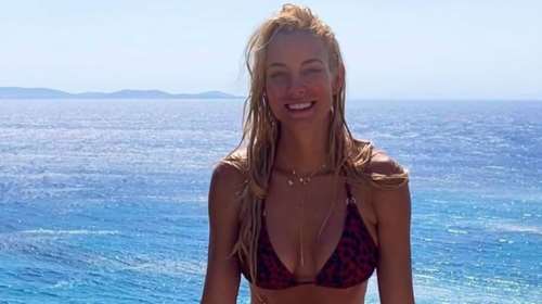 Το καλοκαίρι δεν τελείωσε για τη Δούκισσα Νομικού: Η φωτογραφία με μπικίνι στην παραλία και οι τέλειες αναλογίες