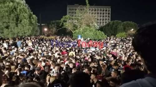 "Πατείς με πατώ σε" στο ΑΠΘ: Εκατοντάδες φοιτητές σε νέο κορονοπάρτι [εικόνες - βίντεο]