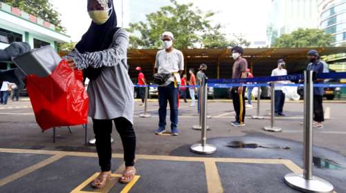 Ινδονησία - κορονοϊός: Στη Τζακάρτα εάν δεν τηρείς τα μέτρα σε στέλνουν να καθαρίσεις...τουαλέτες!