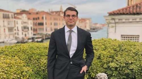 Στα κίτρινα ο Φίλιππος Τσαγκρίδης σε νέα του εμφάνιση σε dinner γενεθλίων