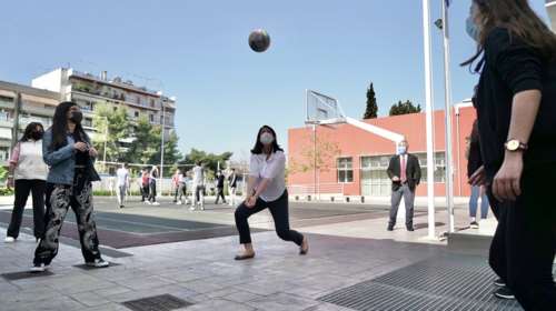 Χαλαρή η Νίκη Κεραμέως παίζει βόλεϊ με μαθητές Λυκείου και βγάζει σέλφι με τα παιδιά [Εικόνες]