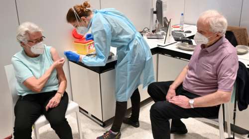 Φρένο ΠΟΥ στους εμβολιασμούς των παιδιών εφόσον δεν έχουν εμβολιαστεί ακόμη ηλικιωμένοι και ευπαθείς