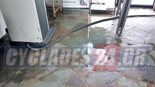 Νάξος: Προβλήματα από την κακοκαιρία στο νησί - Μπήκαν νερά στις εγκαταστάσεις του αεροδρομίου