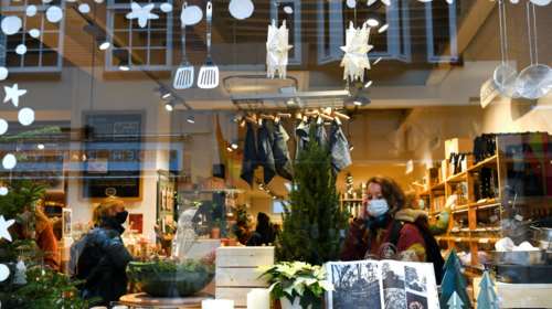 Εορταστικό ωράριο 2024: Πότε ξεκινάει, ποιες Κυριακές θα είναι ανοιχτά τα καταστήματα