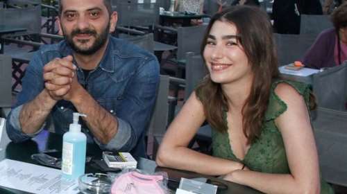 Με beach hair η Χρύσα Μιχαλοπούλου - Με ολόσωμο μαύρο μαγιό στην παραλία