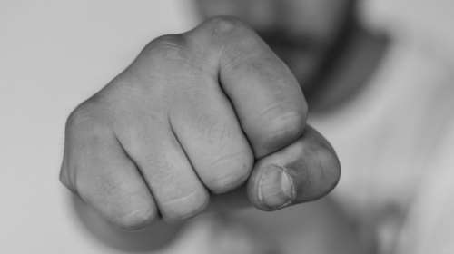 Χερσόνησος: Στο νοσοκομείο τουρίστρια μετά τον άγριο ξυλοδαρμό από φίλους της - Ψάχνουν τρεις Γάλλους