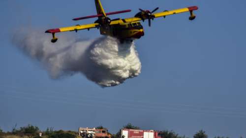 Συναγερμός στην Πυροσβεστική: Φωτιά στην Ψάθα Αττικής - Στη μάχη με τις φλόγες δύο αεροσκάφη και δύο ελικόπτερα