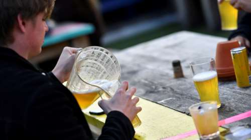 Βρετανία: Ο κορονοϊός και η καραντίνα οδήγησαν σε ρεκόρ θανάτων από αλκοόλ - 7.423 νεκροί το 2020