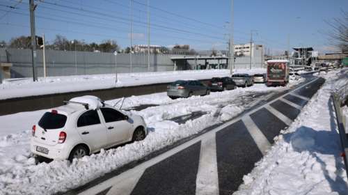 Το... τερμάτισαν: Προσπαθούν να βάλουν τα αυτοκίνητά τους στην Αττική Οδό για να πάρουν αποζημίωση [Βίντεο]
