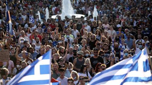 Συγκέντρωση αρνητών του εμβολίου σε Σύνταγμα και Ομόνοια: Πολλές σημαίες, λίγες μάσκες, καθόλου αποστάσεις [Βίντεο-Εικόνες]