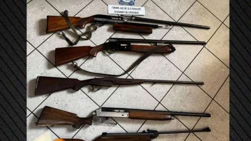 Σοκ σε σχολείο στην Ελευσίνα: 17χρονος απείλησε με πιστόλι μαθητή - Βρέθηκε οπλοστάσιο στο σπίτι του