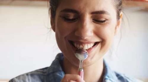 Αυτό είναι το τρόφιμο που σε κάνει να δείχνεις μεγαλύτερη από την ηλικία σου!