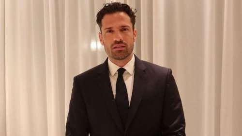 Συγκινητική στιγμή: Ενός λεπτού σιγή στη συναυλία του Κωνσταντίνου Αργυρού στη μνήμη του συνεργάτη του [βίντεο]