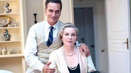 &quot;Το βραχιόλι της φωτιάς&quot;: Όλα όσα πρέπει να ξέρεις για τη νέα σειρά της ΕΡΤ: Η υπόθεση, οι πρωταγωνιστες, οι συντελεστές &amp; οι νέες φωτογραφίες από τα γυρίσματα