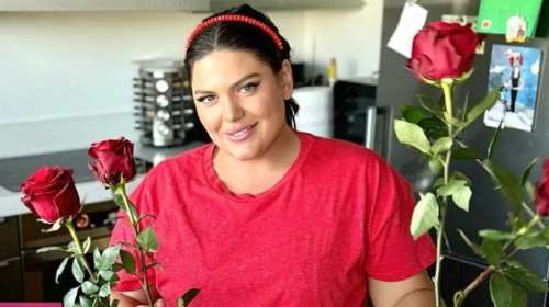 Δανάη Μπάρκα: Κάλεσε τους φίλους της σε δείπνο σε μαγαζί για σουβλάκι στο Παγκράτι - Τα κεριά, τα γαρίφαλα και οι πιπεριές για decor