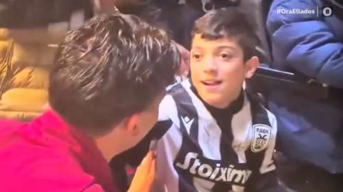 Η ξεχωριστή στιγμή που ο μικρός Γιαννάκης που δεν χάνει παιχνίδι του ΠΑΟΚ εύχεται στον Τζολάκη να πάρει το Conference