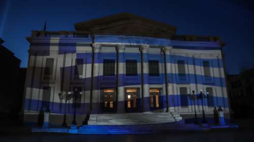 Εντυπωσιακό: Στα γαλανόλευκα το Δημοτικό Θέατρο Πειραιά για τον εορτασμό του 1821 [Εικόνες]