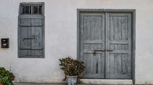 Απίστευτο: &quot;Φυλάκισε&quot; τα παιδιά της και εκείνα ειδοποίησαν το &quot;Χαμόγελο του Παιδιού&quot;