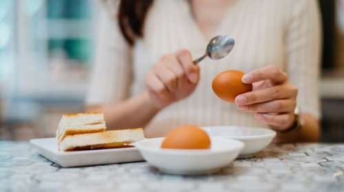 Tι είναι η &quot;μέθοδος των 5 λεπτών&quot; που σας επιτρέπει να ξεφλουδίζετε τα αυγά εύκολα και γρήγορα;