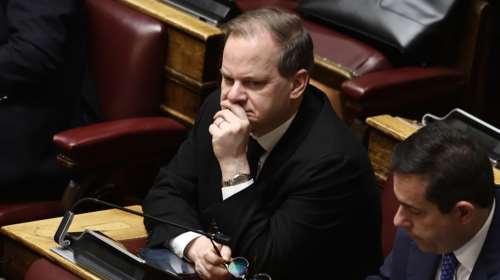 Πρόταση δυσπιστίας: Αμήχανος στη Βουλή ο Κώστας Αχ. Καραμανλής - Πότε θα μιλήσει [Εικόνες]