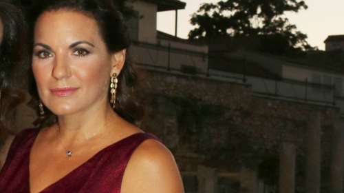 Όλγα Κεφαλογιάννη: Super chic με κόκκινο λινό σύνολο