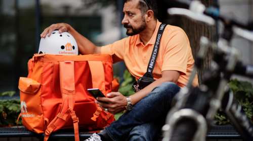 Γερμανία: Θέση μάνατζερ προσφέρει τώρα στον Αφγανό πρώην υπουργό, η εταιρεία όπου εργάζεται ως ντελίβερι