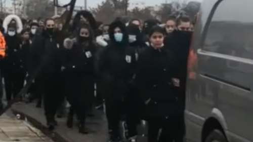 Αλεξανδρούπολη: Συγκλονιστική διαμαρτυρία έγινε η κηδεία της 29χρονης Τζεβριέ από τις γυναίκες που τη συνόδευσαν [Βίντεο]