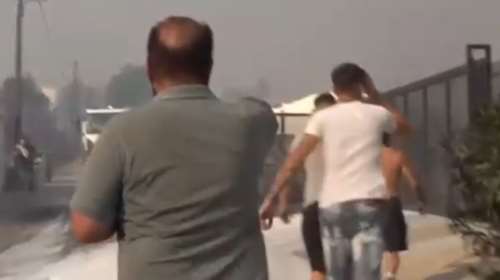 Φωτιά στην Αττική: Εξαγριωμένοι κάτοικοι στα Βριλήσσια προπηλάκισαν τηλεοπτικό συνεργείο