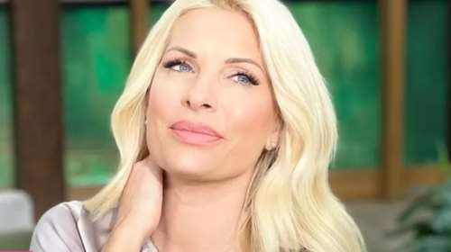 Η Ελένη Μενεγάκη το 2009 κουμπάρα στους Κουρκούλη - Κελεκίδου: Το άψογο girly φόρεμα ιδανικό για καλοκαιρινούς γάμους