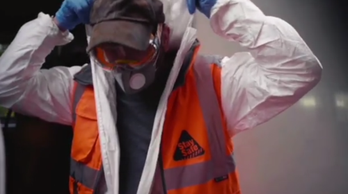 Ξαναχτύπησε ο Bansky: Έστειλε μήνυμα να φοράμε μάσκα και έδειξε το πρόσωπό του περισσότερο από ποτέ!