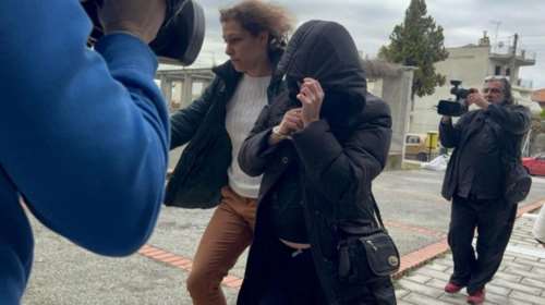 Πιερία: Με κουκούλα και κρυμμένο πρόσωπο η 34χρονη που σκότωσε τον 58χρονο σύζυγό της και τον έθαψε στην αυλή - Προφυλακίστηκε