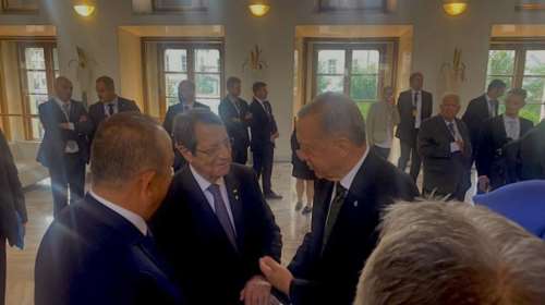 Πράγα: Η χειραψία Ερντογάν - Aναστασιάδη στη συνεδρίαση της Ευρωπαϊκής Πολιτικής Κοινότητας [Εικόνες]