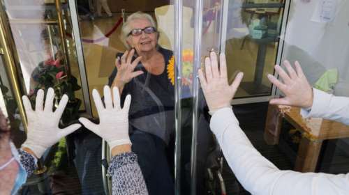 Συγκίνηση στη Γαλλία: Ηλικωμένοι σε οίκο ευγηρίας βλέπουν τα παιδιά τους για πρώτη φορά