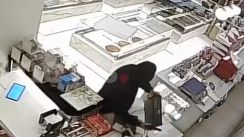 Ένοπλη ληστεία σε ζαχαροπλαστείο στη Νίκαια: Κουκουλοφόρος κυνήγησε με πιστόλι την υπάλληλο [βίντεο]