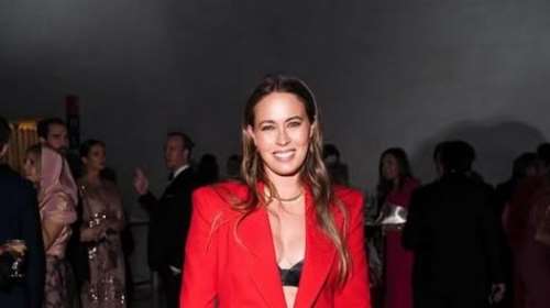 Με αβυσσαλέο ντεκολτέ η Νίνα Φλορ- Η σύζυγος του Φιλίππου Ντε Γκρες που υπογράφει ως η &quot;πριγκίπισσα της Ελλάδας&quot;